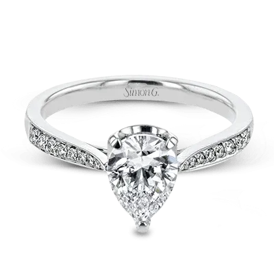 Engagement Ring in 18k Gold with Diamonds