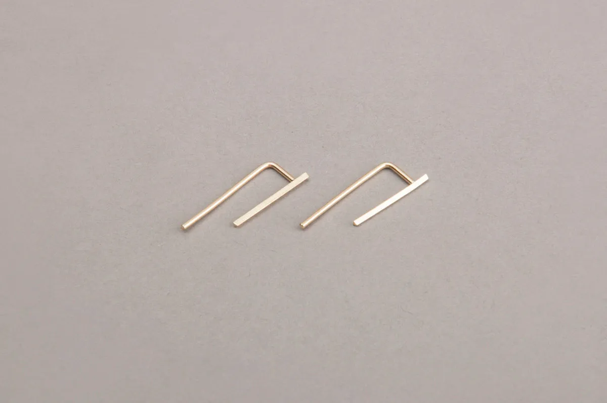 LUXE BAR PULL THROUGH EARRING IN 18 KARAT