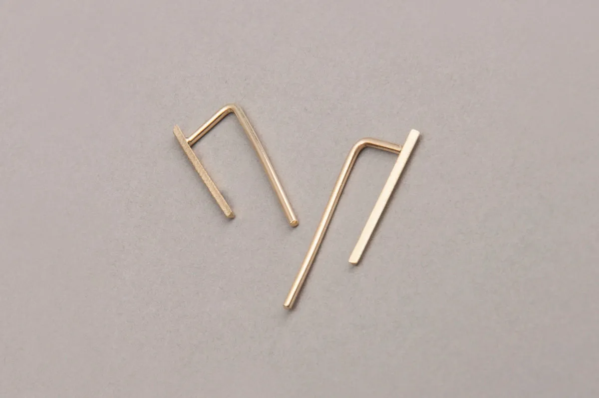 LUXE BAR PULL THROUGH EARRING IN 18 KARAT